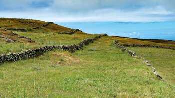 die genutzten Flächen der Meseta de Nisdafe sind zumeist in gemauerten Parzellen aufgeteilt