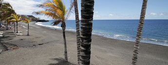 Blick entlang der Playa de Puerto Naos