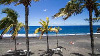 schöner schwarzer Sandstrand an der Playa de Puerto Naos