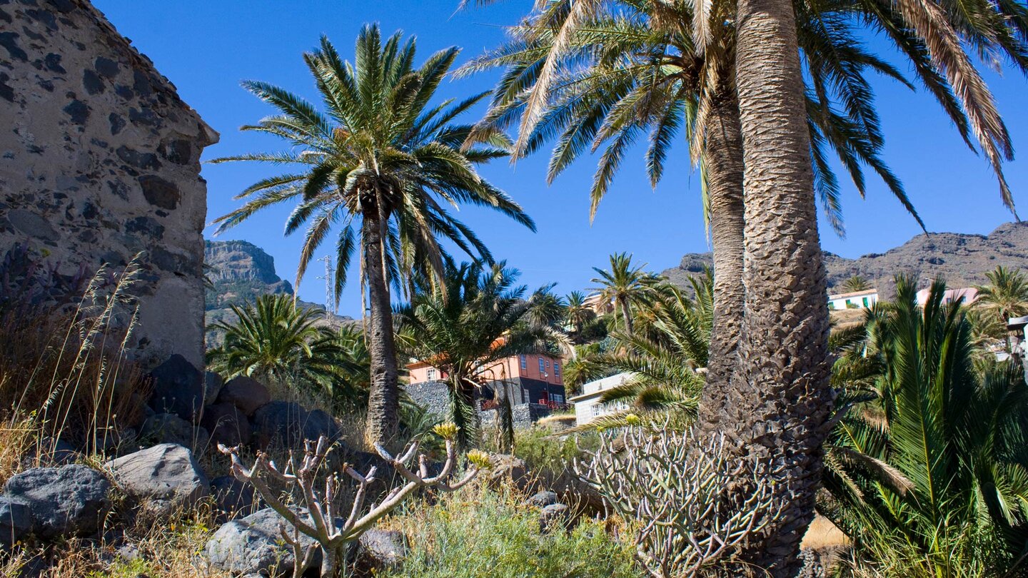 Wanderweg zur Playa del Trigo mit Häusern in Alojera