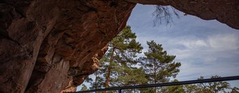 Felsenfenster mit Aussichtsplattform im Büttelfelsen