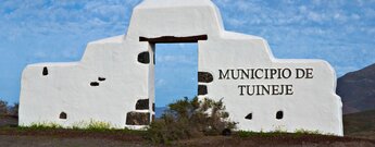 Torbögen wie dieser für Tuineje sind auf der gesamten Insel Fuerteventura zu finden