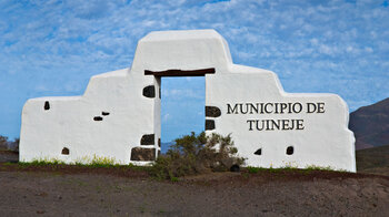 Torbögen wie dieser für Tuineje sind auf der gesamten Insel Fuerteventura zu finden