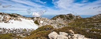 Wandern entlang Schneefelder in der Sierra Mágina Wandern entlang Schneefelder in der Sierra Mágina