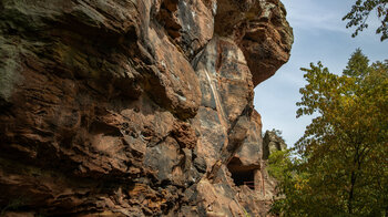 die gewaltigen Felsen der Burg Altwindstein