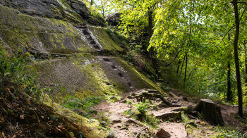 Wanderweg entlang des Burgfelsens des Château dur Vieux Windstein