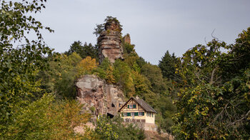 Blick von der Wanderoute auf die Burg Altwindstein