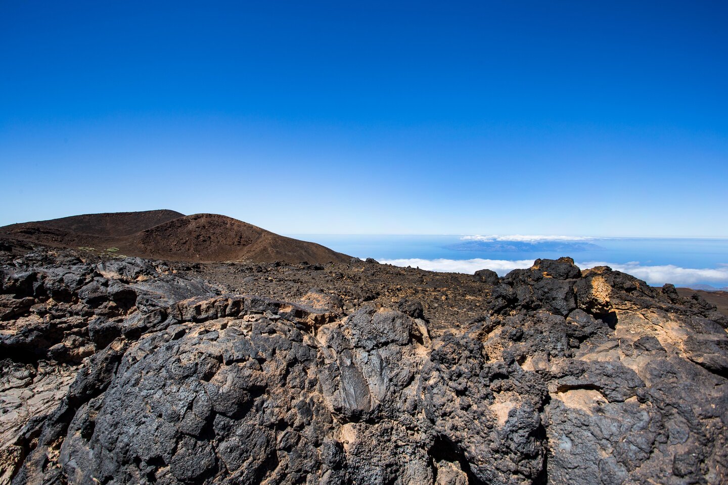 Blick über Lavaformationen auf La Gomera