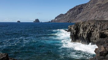 die Klippen von La Puntas auf El Hierro mit den Steilwänden des Risco de Tibataje am El Golfo Tal im Hintergrund