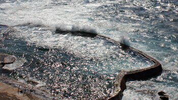 die Brandung am äußeren Becken des Piscina Natural La Maceta auf El Hierro