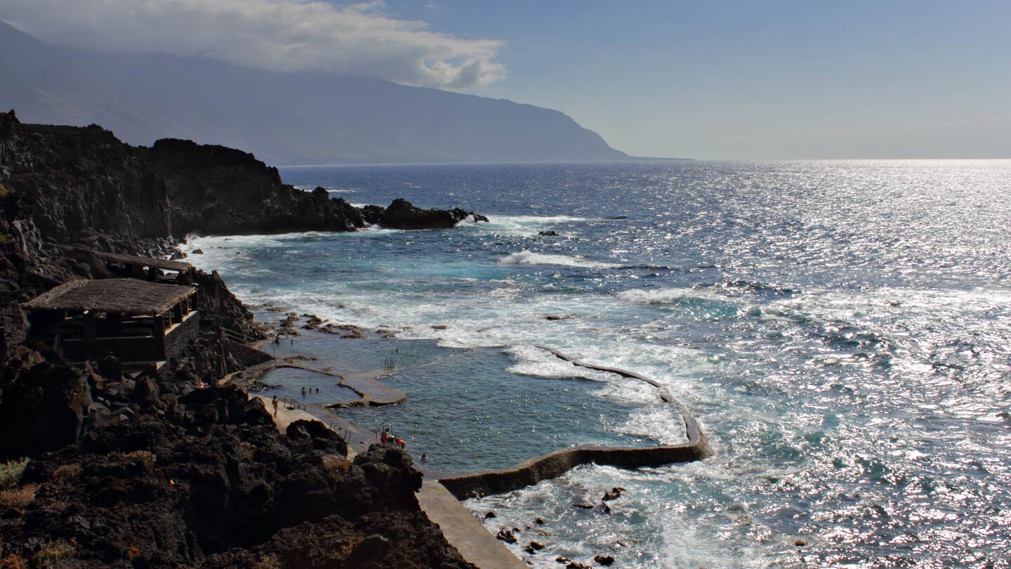 die drei befestigten Meerwasserbecken des Piscina Natural La Maceta auf El Hierro sind bis zu 2 Meter tief