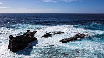 vorgelagerte Felsen in der Brandung beim Piscina Natural La Maceta auf El Hierro