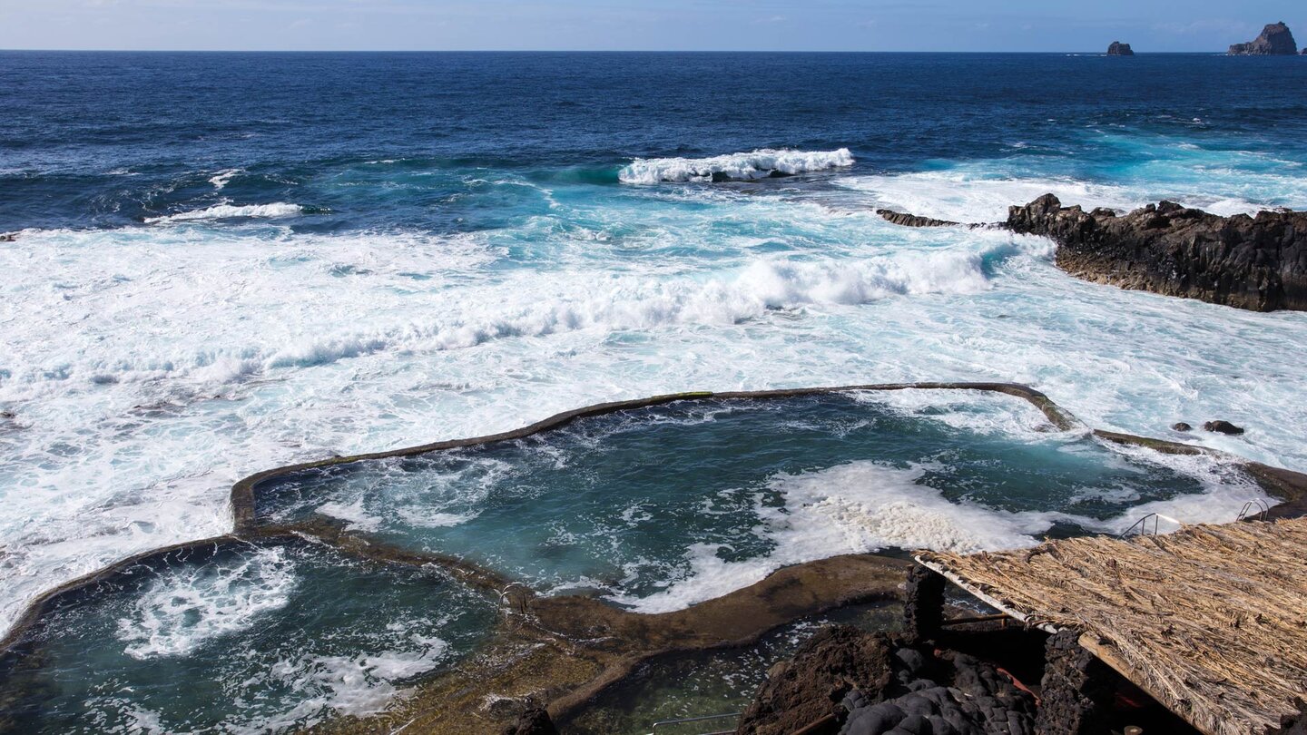 bei starkem Wellengang überspült der Atlantik die Becken von La Maceta auf El Hierro