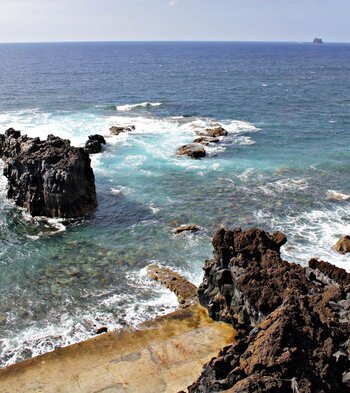 die Plattform an der Lavaküste des La Maceta auf El Hierro lädt zum Sonnenbaden ein