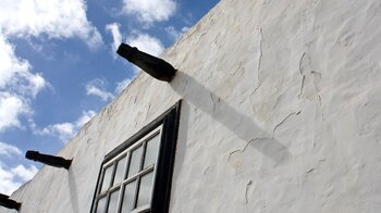 historischer Charme erwartet die Besucher der Gassen mit ihren traditionell gebauten Häusern in Teguise