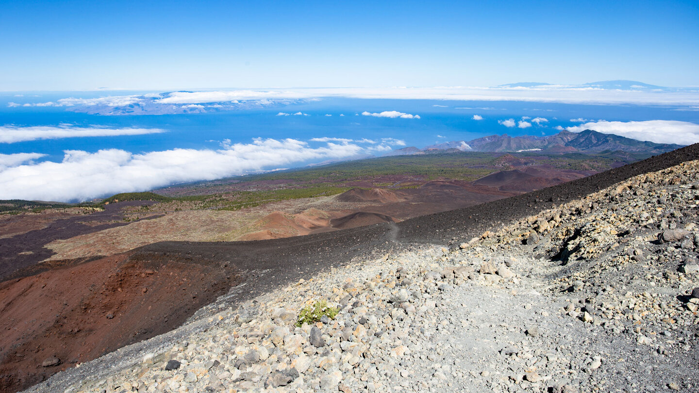 Ausblick entlang des Wanderwegs über die Vulkanlandschaft zum Teno-Gebirge mit den Nachbarinseln