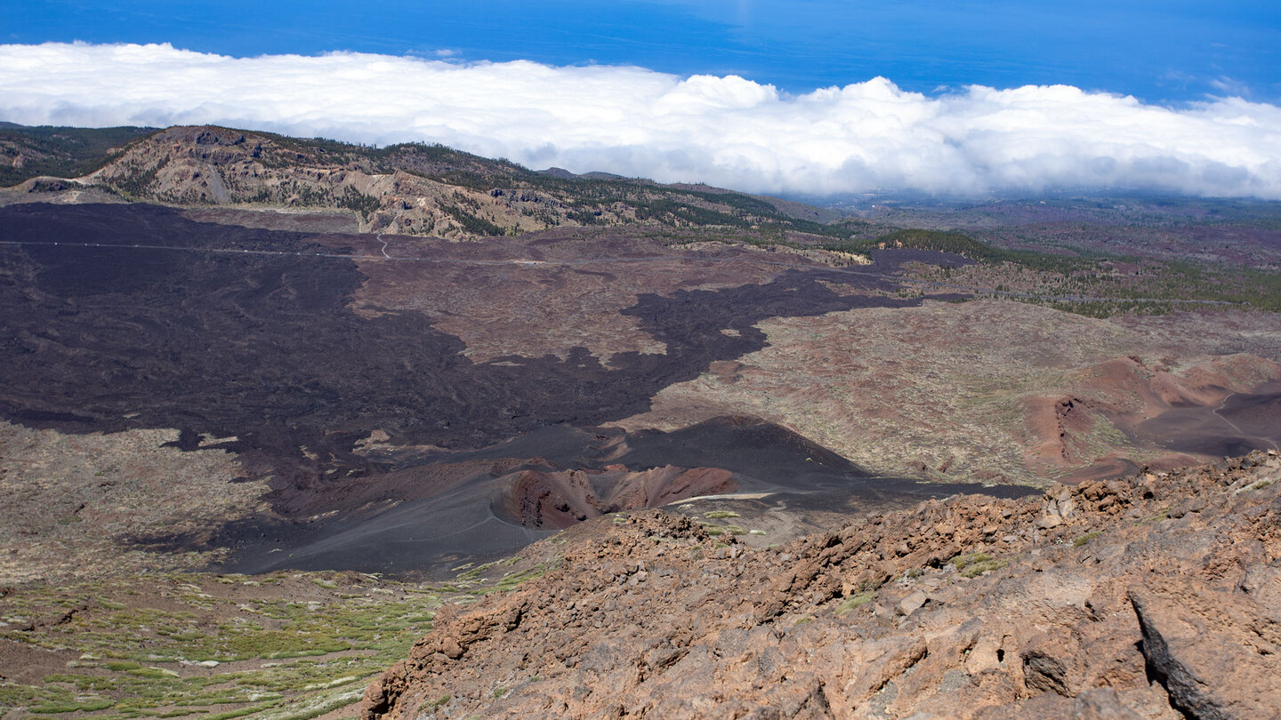 Ausblick vom Südgipfel des Pico Viejo über die Lavaabflüsse der Narices del Teide