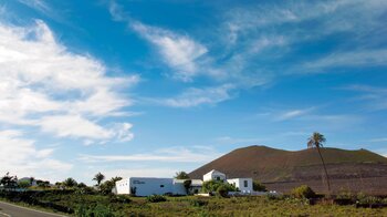 die Bodega El Grifo mit dem Montaña de Juan Bello auf Lanzarote im Hintergrund