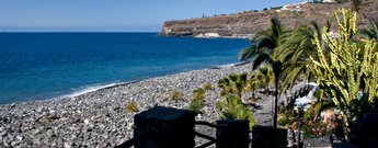 Blick entlang des Strands an der Playa de Santiago auf La Gomera