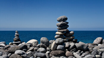 Steinstapel am Strand der Playa de Santiago auf La Gomera