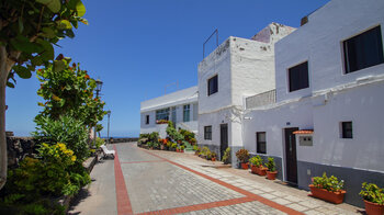 Häuser in La Calera auf La Gomera mit Blick auf den Atlantik