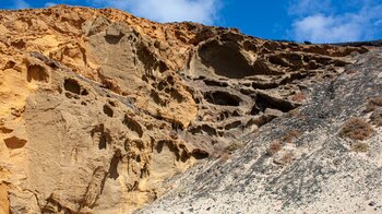 gelber und roter Tuffstein am Montaña Amarilla oberhalb der Playa de la Cocina auf La Graciosa