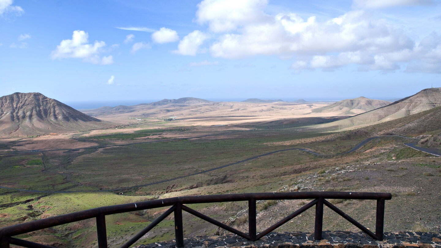 Blick vom Mirador de Vallebrón auf die Westküste von Fuerteventura vorbei am Montaña Sagrada de Tindaya