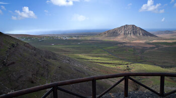 Montaña Sagrada de Tindaya vom Aussichtspunkt Mirador de Vallebrón auf Fuerteventura