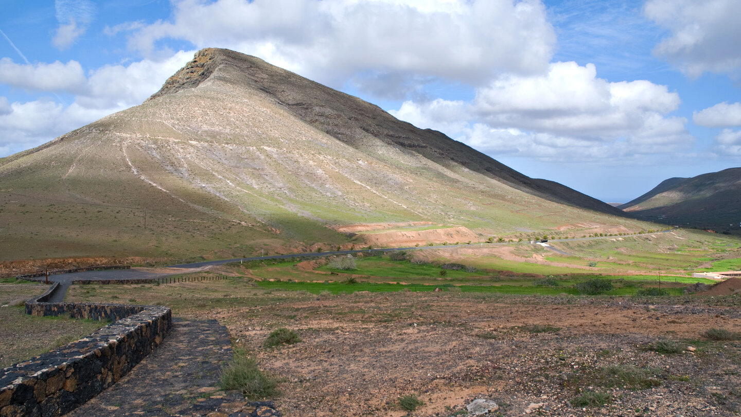 Blick zur Straße vom Aussichtspunkt Mirador de Vallebron auf Fuerteventura