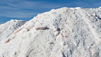 aufgehäuftes Salz nach der Ernte in den Salinas de Janubio im Süden Lanzarotes