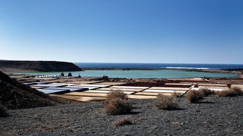 die Salinas de Janubioauf Lanzarote mit der Lagune im Hintergrund