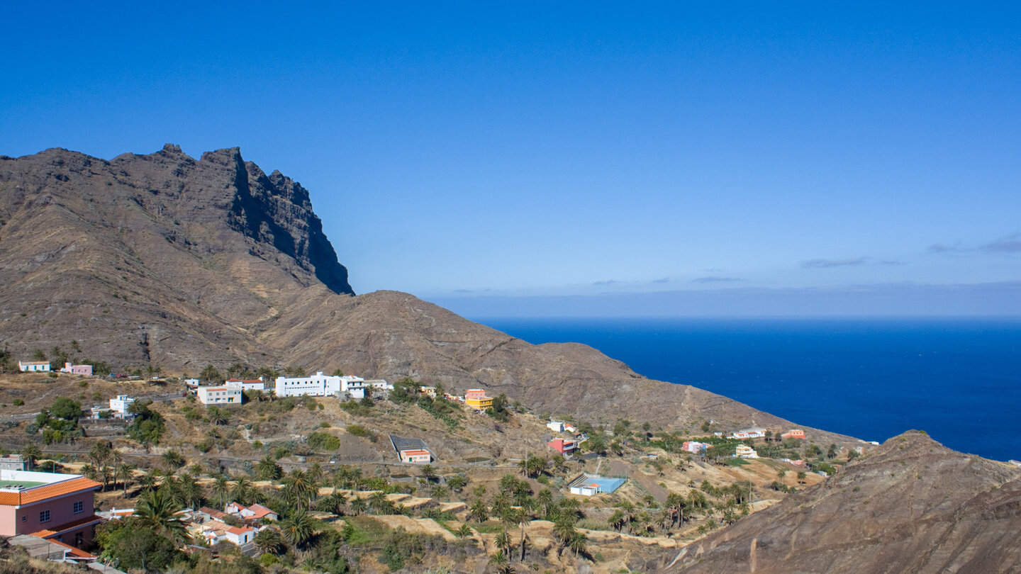 Blick über die Häuser zum Atlantik in Alojera auf La Gomera