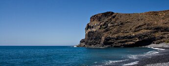 Blick entlang der Playa del Medio auf La Gomera