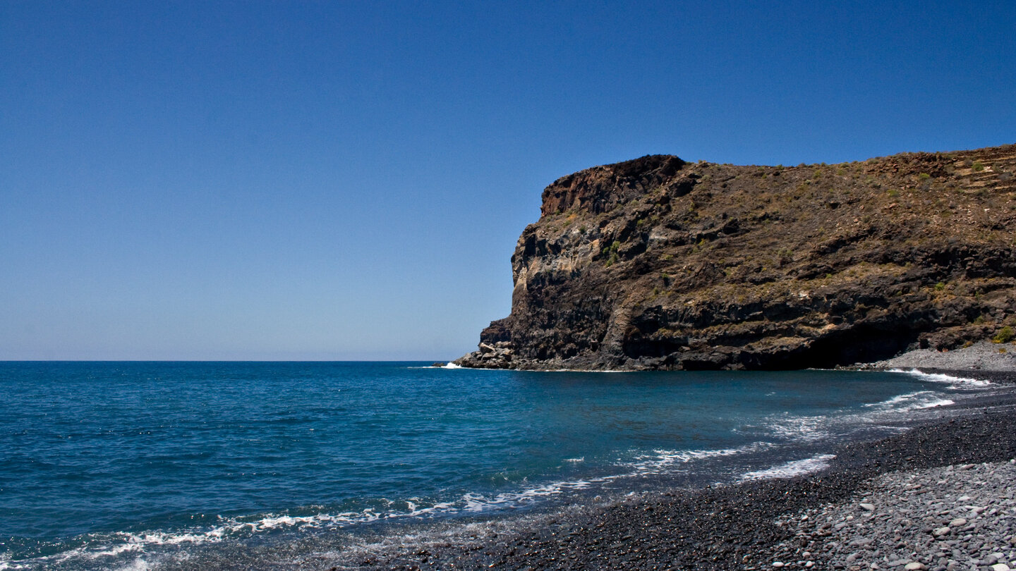 Blick entlang der Playa del Medio auf La Gomera