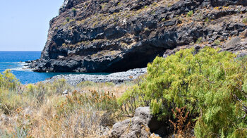 zerklüftete Basaltwand an der Playa del Medio auf La Gomera