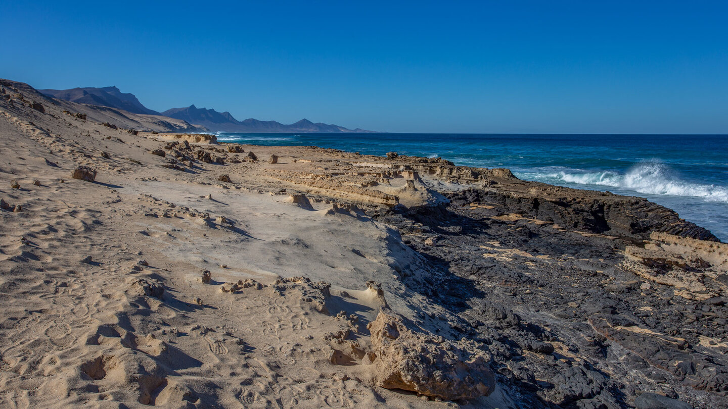 Blick zum Jandía-Massiv entlang der wilden Atlantikküste bei Agua Tres Piedras