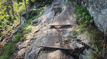 Trittstufen aus Eisen an den Felspassagen durch die Hirschsteine