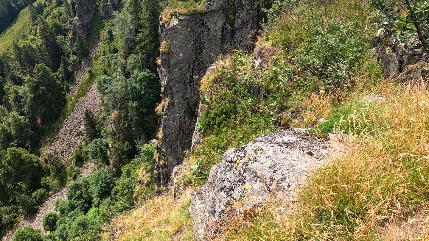 Steilwände und Blockhalden am Le Tanet