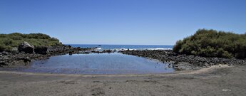 Blick auf ein natürlich enstandenes Becken am Playa de Charco