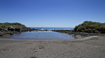 Blick auf ein natürlich enstandenes Becken am Playa de Charco