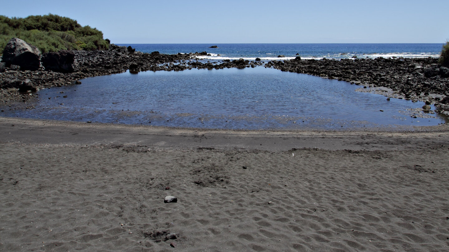 feiner dunkler Sandstrand am Playa de Charco