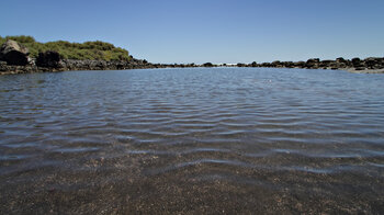 ruhiges und klares Wasser im Naturbecken des Playa de Charco