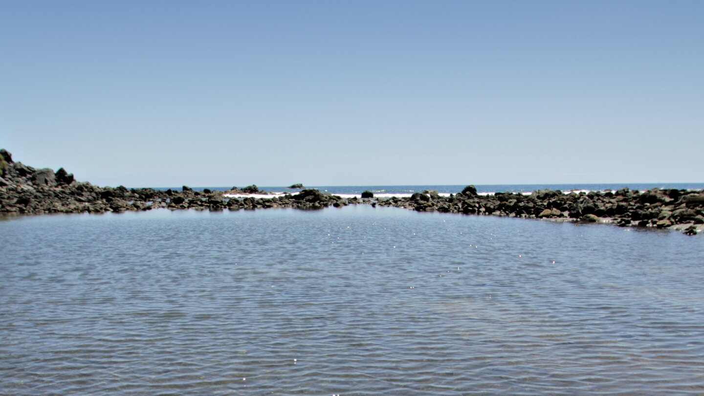 Naturbecken mit leichter Brandung im Hintergrund am Playa de Charco