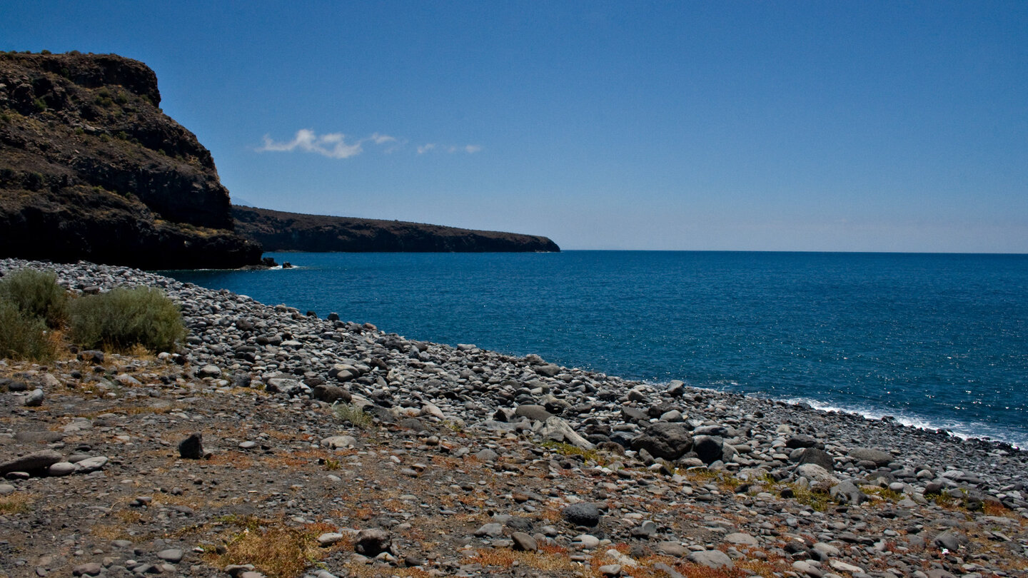 der ruhige Kiesstrand an der Playa de Tapahuga auf La Gomera