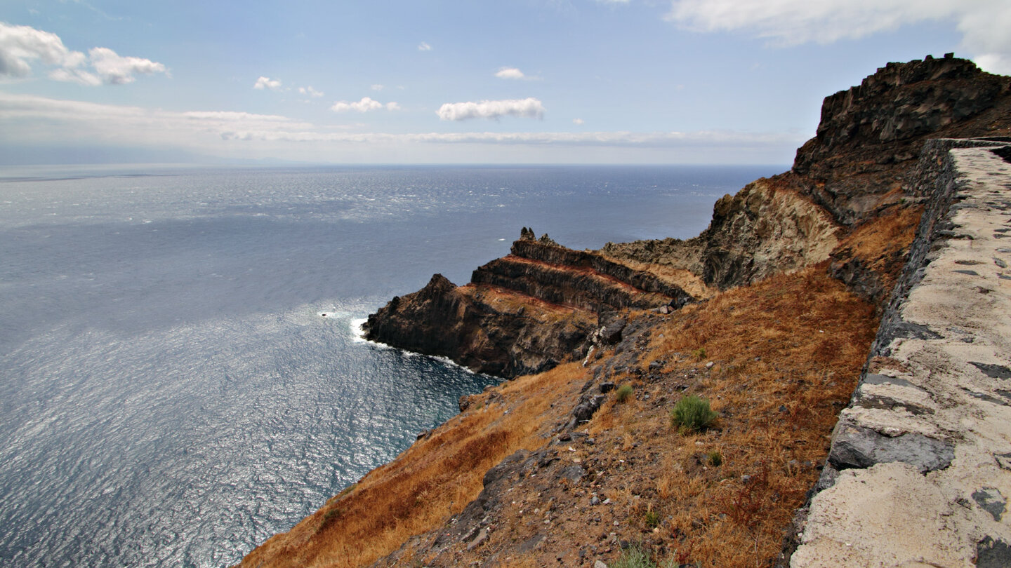 weiter Blick über die Küstenlandschaft an der Ermita y Casas de Nuestra Señora de Guadalupe auf La Gomera