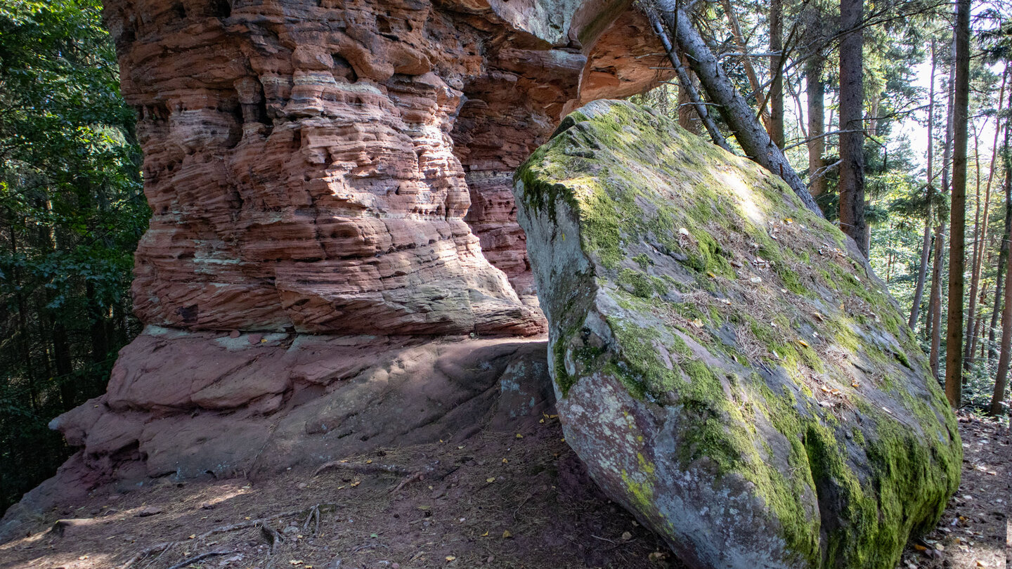 abgestürzter Felsblock am Wanderpfad