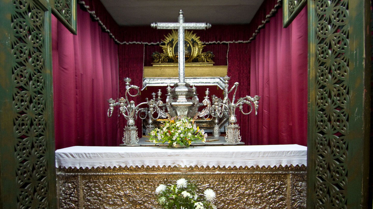 reiche Devotionalien in der Iglesia de El Salvador in Santa Cruz de La Palma