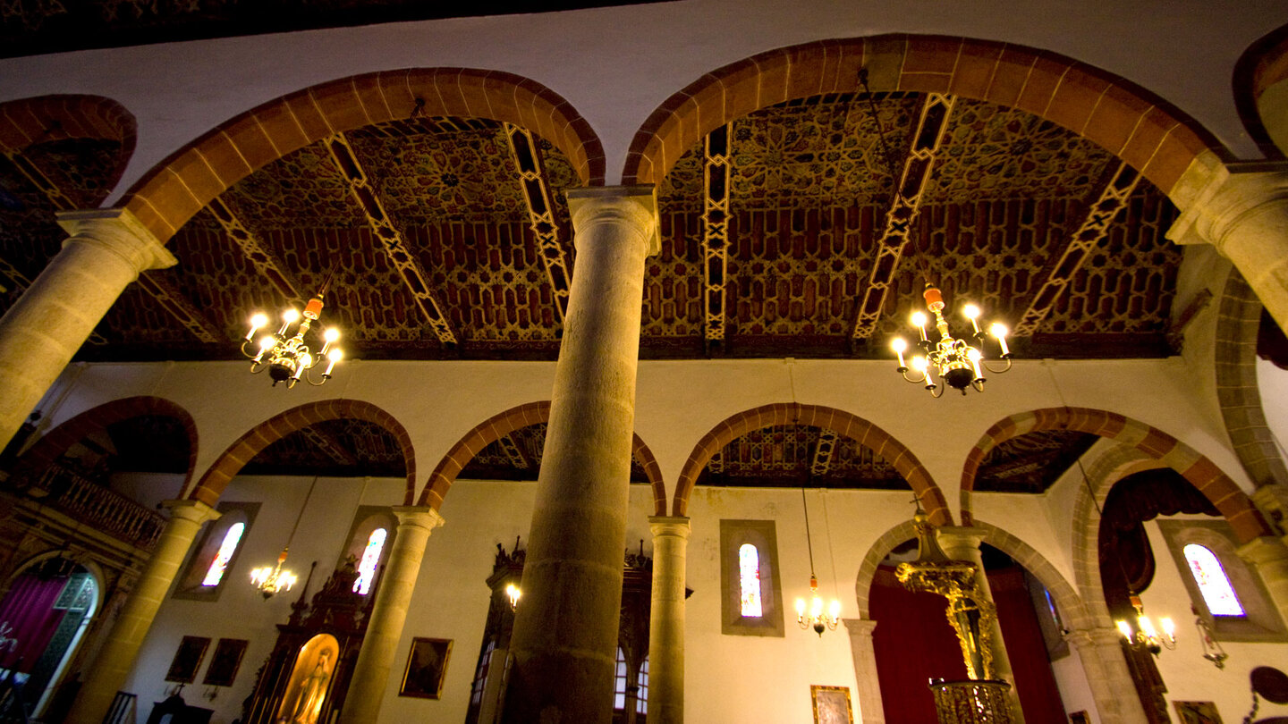 die Holzdecke im Mudéjar-Stil in der Iglesia de El Salvador in Santa Cruz de La Palma