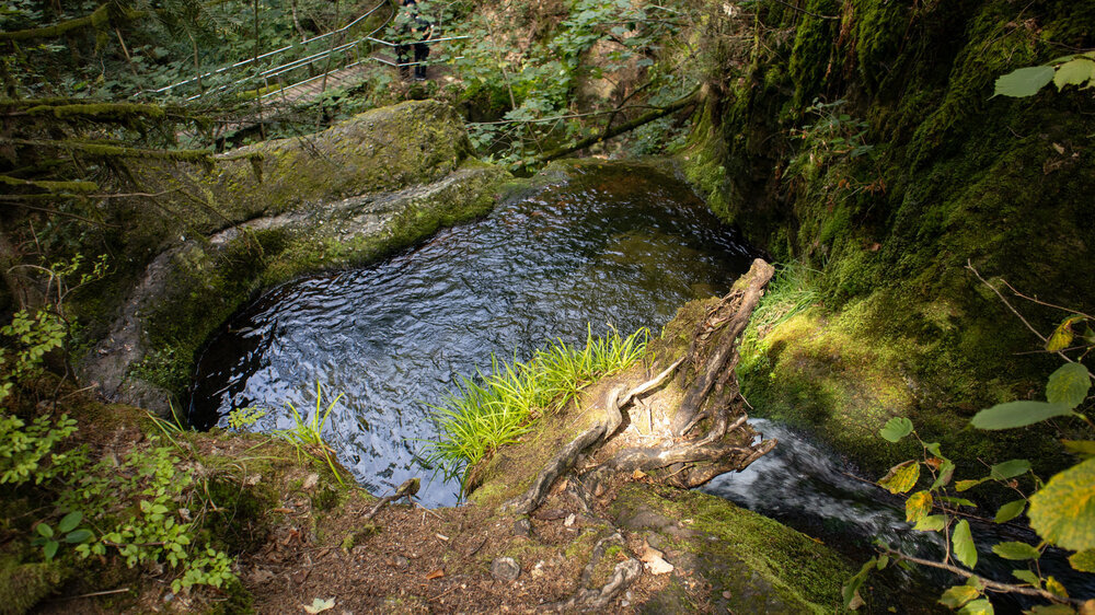 Wasserbecken des Gottschlägbaches unterhalb des Edelfrauengrab Wasserfall