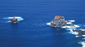 der Roque Chico links und der Roque Grande rechts im Naturschutzgebiet Roques de Salmor auf El Hierro